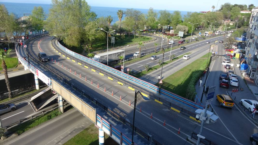 TIR’ın taşıdığı kamyon kasası köprüye sıkıştı - Resim: 8